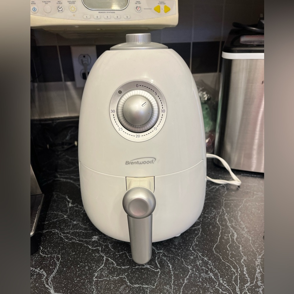 Compact White Airfryer by Brentwood